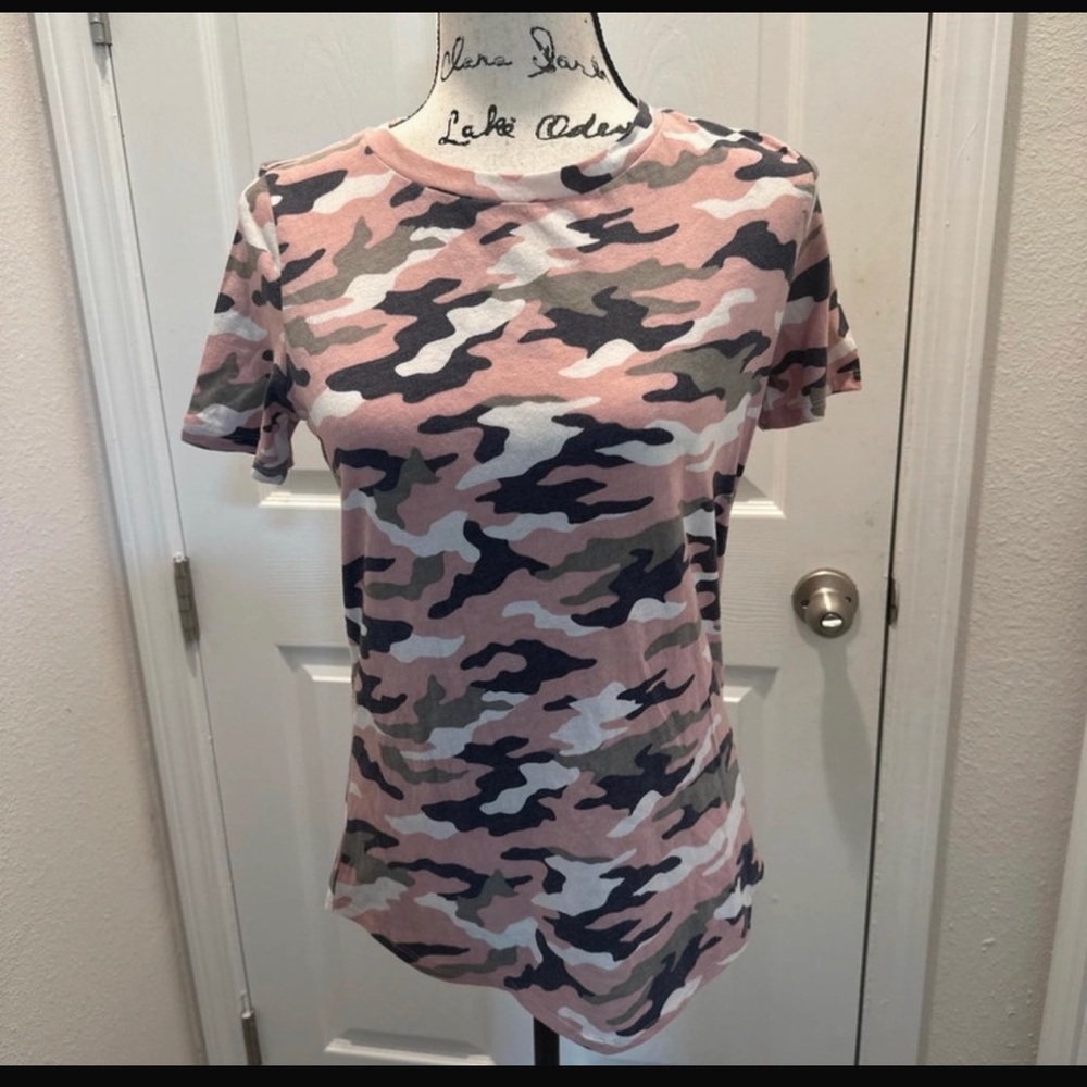 PINK Victoria’s Secret Women’s Pink Camo Short Sleeve Tee